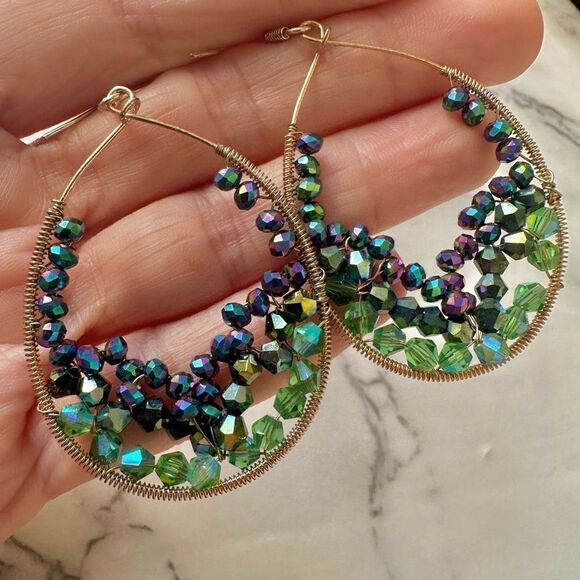 Gold tone green teardrop earrings - Picture 7 of 9